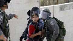 الاحتلال يعتقل طفلاً ويستدعي سيدة من القدس للتحقيق