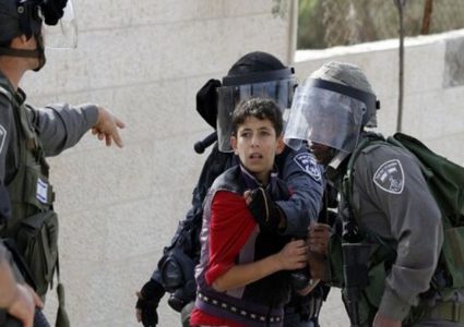 الاحتلال يعتقل طفلاً ويستدعي سيدة من القدس للتحقيق