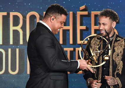 نيمار ينال جائزة أفضل لاعب في فرنسا ويتكتم على مستقبله