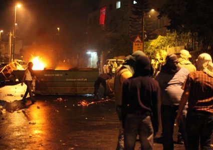 إصابات واعتقالات في مواجهات عنيفة بمخيم شعفاط وأبو ديس