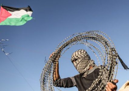 شبان يزيلون أجزاء كبيرة من السلك الفاصل شرق غزة