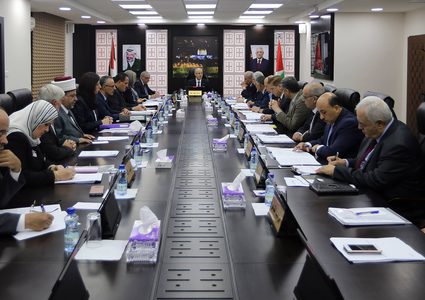 مجلس الوزراء يدعو إلى إنهاء الانقسام بكل وسيلة ممكنة
