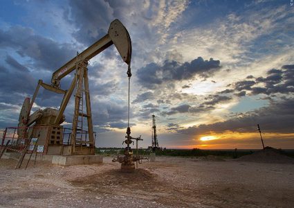 النفط يرتفع ويظل قرب أعلى مستوى منذ 2014