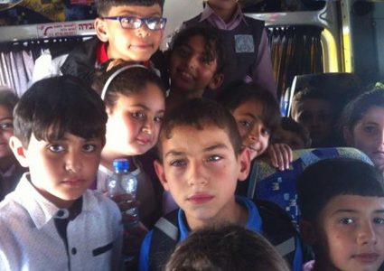 ضبط حافلة مدرسية بحمولة زائدة في الخليل