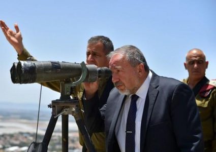 ليبرمان يزعُم: تأهيل قطاع غزة ورفع الحصار مشروط بنزع "السلاح"