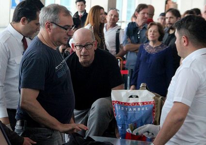 شاهد لحظة طرد القنصل الاسرائيلي من تركيا