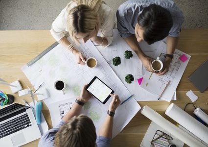 شرب القهوة قبل وأثناء اجتماعات العمل يجعلك أكثر يقظة