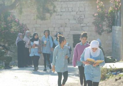 جنود الاحتلال ينكلون بطالبات مدرسة الخضر