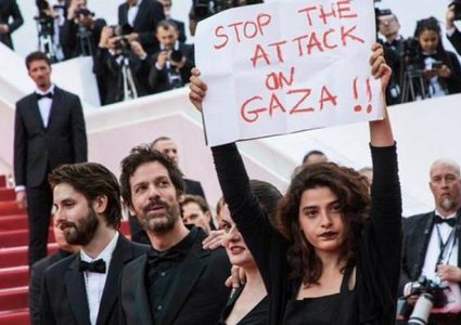 ممثلة لبنانية ترفع لافتة "أوقفوا العدوان على غزة " في مهرجان "كان" السينمائي