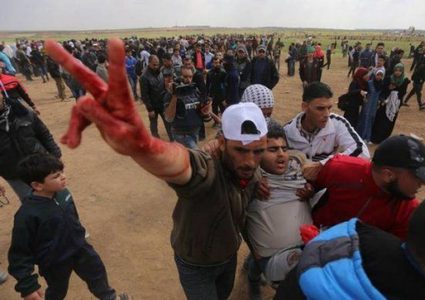 54 من جرحى مسيرات العودة بغزة في حالة موت سريري