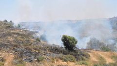 حريق ضخم يلتهم أراضي قرية الرأس الجنوبية