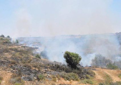 حريق ضخم يلتهم أراضي قرية الرأس الجنوبية