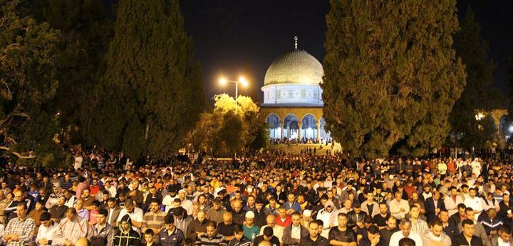 عشرات الآلاف يؤدون الصلاة برحاب الأقصى