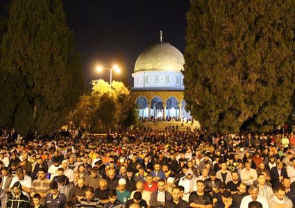 عشرات الآلاف يؤدون الصلاة برحاب الأقصى