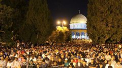 عشرات الآلاف يؤدون الصلاة برحاب الأقصى
