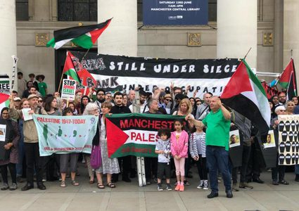 حداداً على شهداء غزة.. جبهة النضال في بريطانيا تشارك في مسيرة الشموع