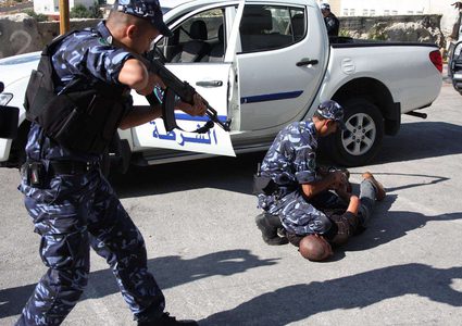 الشرطة تقبض على مطلوبين شرق نابلس