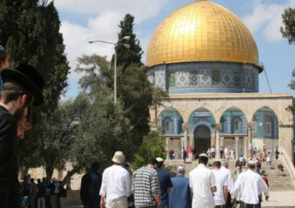 62 مستوطناً يقتحمون الأقصى في اليوم الأول من رمضان