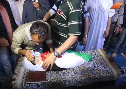 بالدموع والألم غزة تشيع الطفلة ليلى الغندور (فيديو)