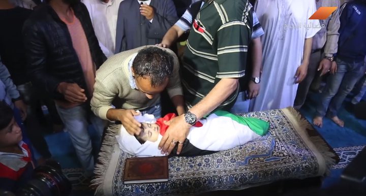 بالدموع والألم غزة تشيع الطفلة ليلى الغندور (فيديو)