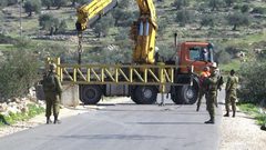 الاحتلال يغلق طرقا زراعية جنوب بيت لحم