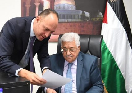 السفير زملط يقدم تقريرا للرئيس فور عودته لأرض الوطن