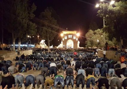 صور.. 80 ألف مُصل يؤدون صلاة التراويح في المسجد الأقصى