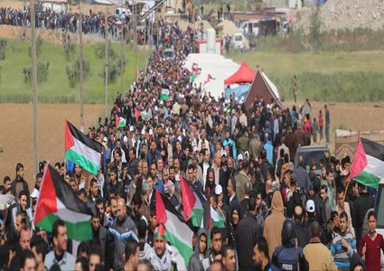 توافد المتظاهرون نحو حدود غزة للمشاركة في جمعة الوفاء للشهداء والجرحى