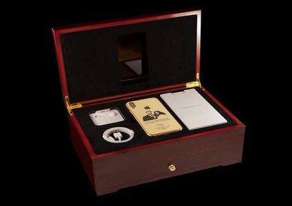 نسخة ذهبية من آيفون إكس تحمل صورة الأمير هاري وميغان ماركل