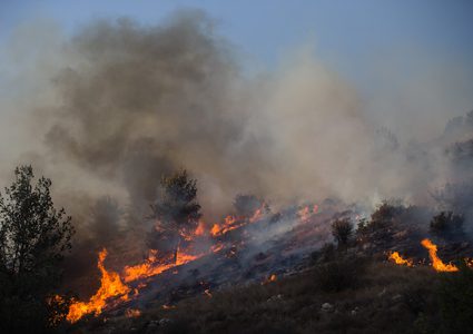 حرائق تجتاح الأراضي المحتلة بفعل الطائرات الورقية وارتفاع الحرارة