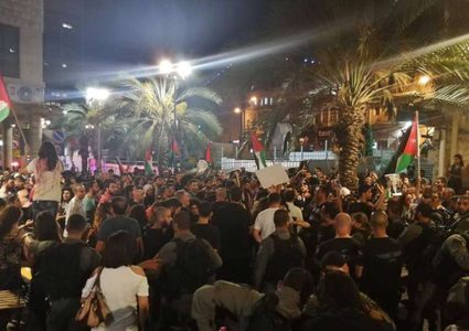 صور وفيديو: الاحتلال يقمع مظاهرة في حيفا خرجت نصرةً للقدس وغزة