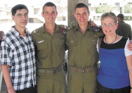 والدة "غولدن" تدعو حكومة الإحتلال لاستغلال الوضع الراهن في غزة لاستعادة ابنها