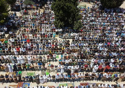 40 ألفا يؤدون صلاة الفجر و80 ألفا التراويح برحاب الأقصى