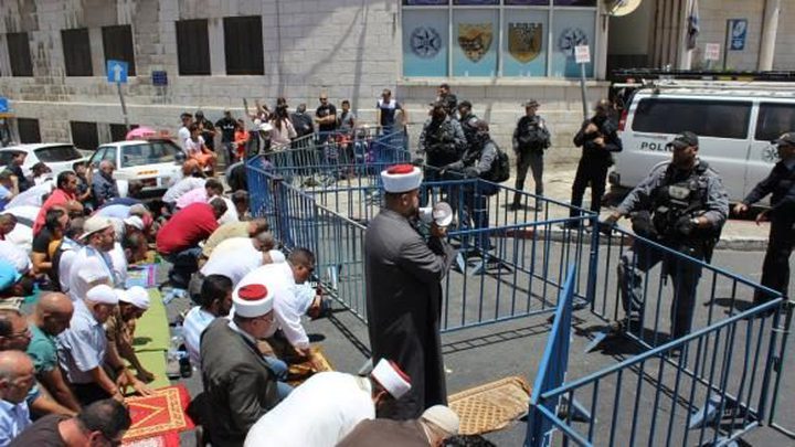 مبعدو المسجد الأقصى يصلّون عند أبوابه