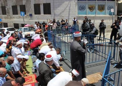 مبعدو المسجد الأقصى يصلّون عند أبوابه