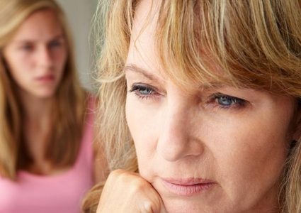 هل يؤثر القلق على صحة العظام لدى النساء؟