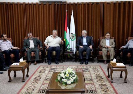 هنية يلتقي قيادات الهيئة الوطنية لمسيرة العودة في غزة