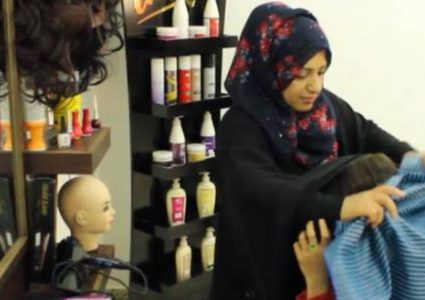 صالون تجميل مجاني في غزة لرفع معنويات مريضات السرطان