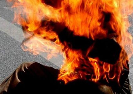 إصابة شاب حاول الانتحار حرقاً (فيديو)