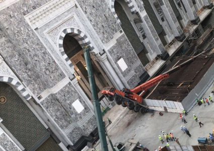 سقوط ذراع رافعة في منطقة عمل بالمسجد الحرام