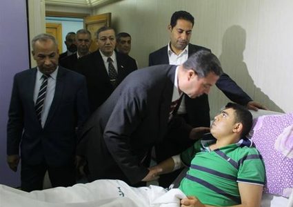 السفير اللوح يعود جرحى قطاع غزة في المستشفيات المصرية