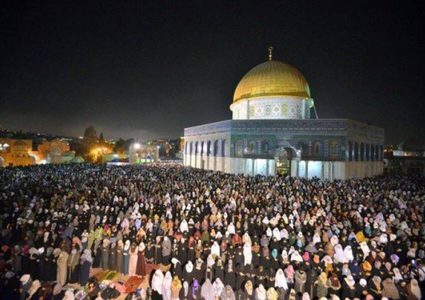 رمضان في الأقصى.. أمنيات بالصلاة حتى على الأسفلت