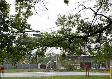 مروحية أمريكية تلقي ذخيرة على مدرسة ابتدائية!