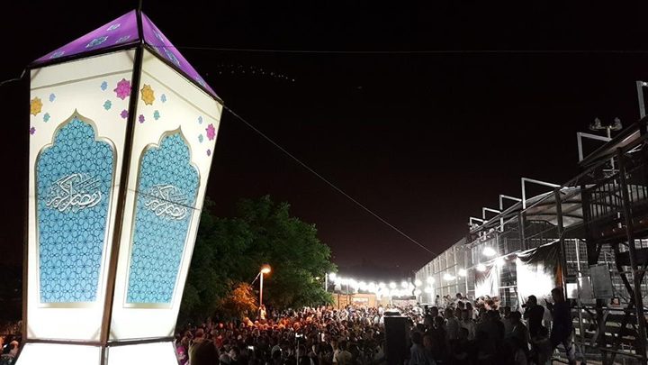 بالصور: إضاءة اكبر فانوس رمضاني بالقدس