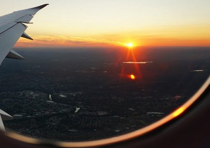 لماذا يبكي البعض أثناء السفر في الطائرة؟