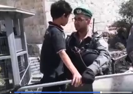 طفل فلسطيني يفرض قانون الـ"خاوة" على قوات الاحتلال