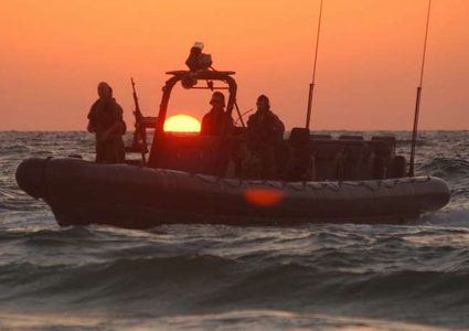 زوارق الاحتلال تطلق النار تجاه مراكب الصيادين في عرض بحر غزة