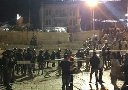 قوات الاحتلال تغلق باب العامود عقب الاعتداء على المواطنين