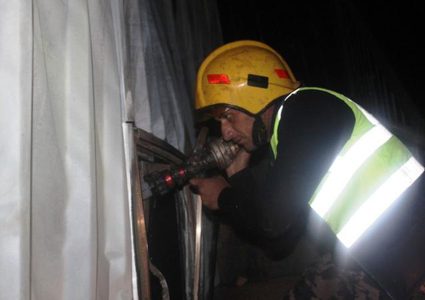 الدفاع المدني يخمد حريق منزل في مدينة طوباس