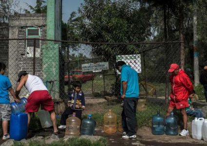 موارد المياه العذبة تنضب في مدينة تغمرها الفيضانات